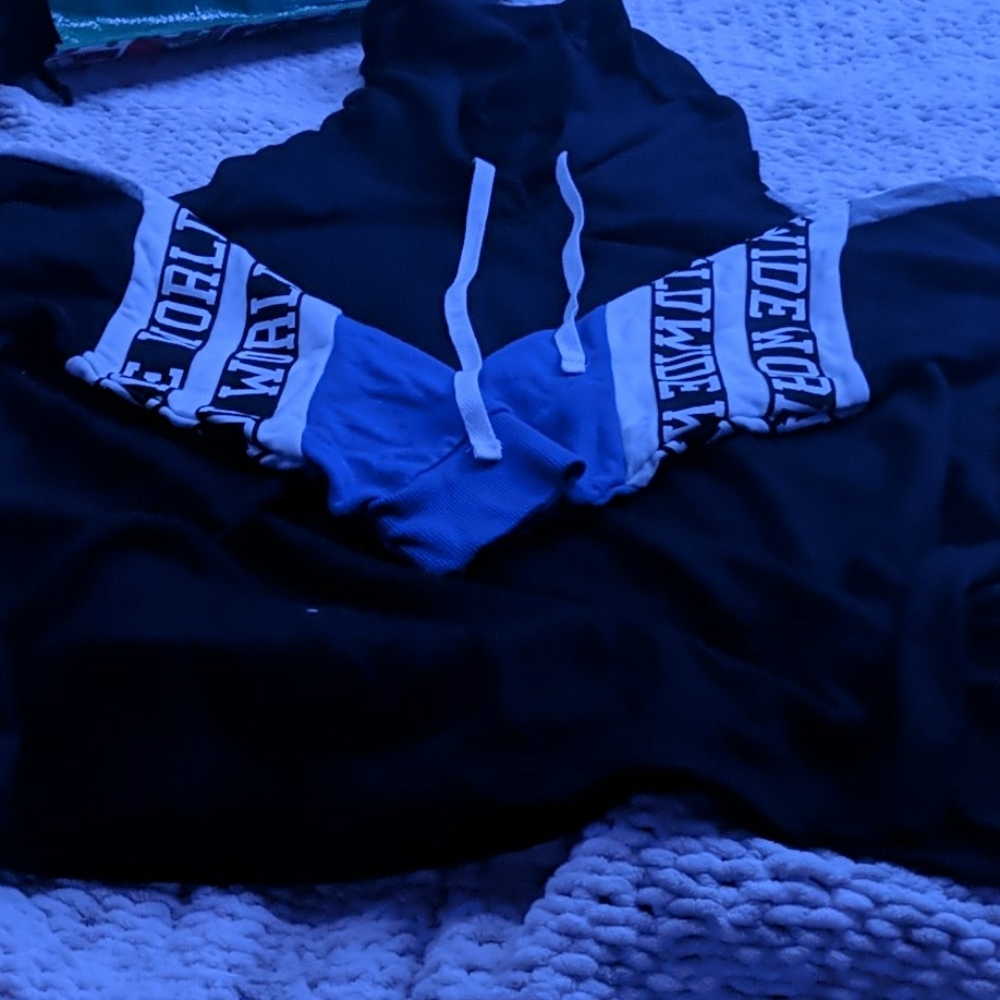 Hoodie t with worldwide on the sleeves